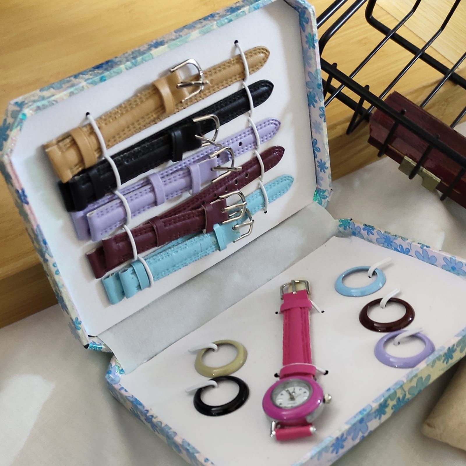 Set Of 6 Straps New Design Watch, Fashionable Wrist Watch For Women, Changeable Colourful Straps Watch Set Of 6 Straps New Design Watch, Fashionable Wrist Watch For Women, Changeable Colourful Straps Watch